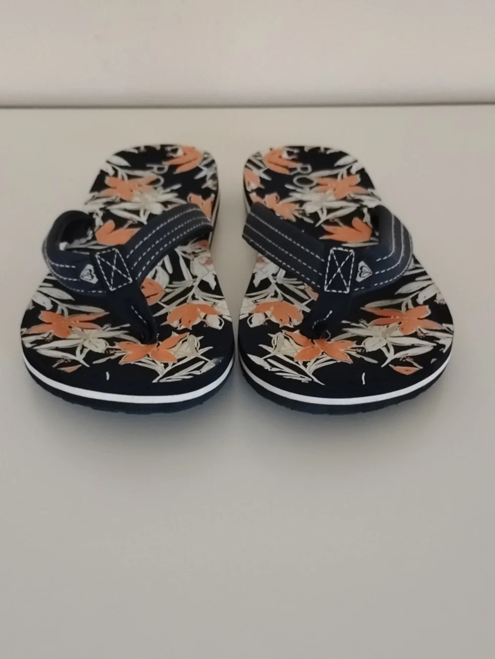 Roxy Size 4 Navy Floral Flip Flop Sandals - Orange & White Pattern